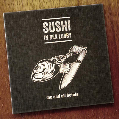 Foto: Sushi-Karte mit Zeichnung eines Fischskellets neben einem Sushi-Messer