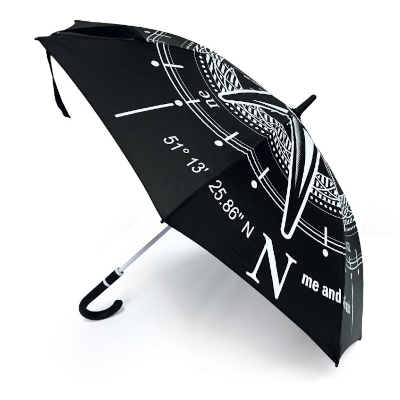 Regenschirm in schwart mit weißer Zeichnung einer Kompassrose