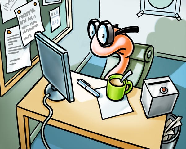 Bücherwurm Heinz sitzt im Büro am Computer